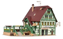 Zeige Details für Vollmer 43736 H0 Gasthof mit Metzgerei, Inneneinrichtung undLED-Beleuchtung, Funktionsbausatz Bild von Vollmer 43736 H0 Gasthof mit Metzgerei, Inneneinrichtung undLED-Beleuchtung, Funktionsbausatz