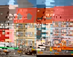 Zeige Details für Faller 130494 H0 2 Kleinstadthäuser mit Malergerüst Bild von Faller 130494 H0 2 Kleinstadthäuser mit Malergerüst