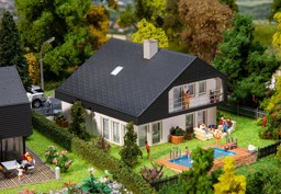 Show details for Faller 130642 H0 Wohnhaus mit Plattendach Picture of Faller 130642 H0 Wohnhaus mit Plattendach