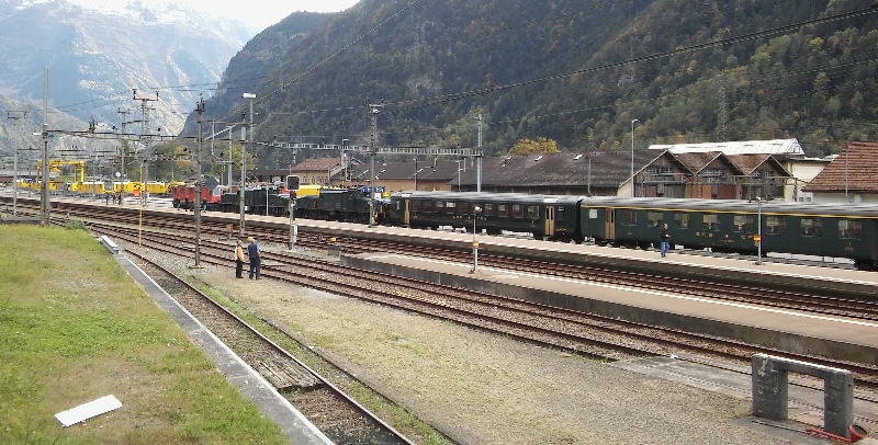 Zug mit Re4/4 und Krokodilen im Bahnhof Erstfeld