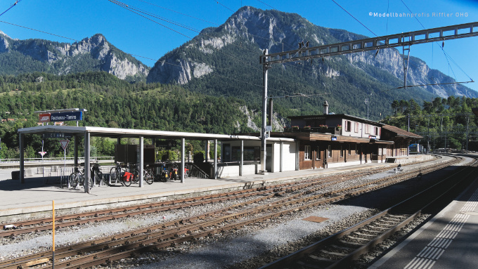 RhB Bahnhof Reichenau-Tamins, Bahnhofsgebäude vom Bahnsteig aus