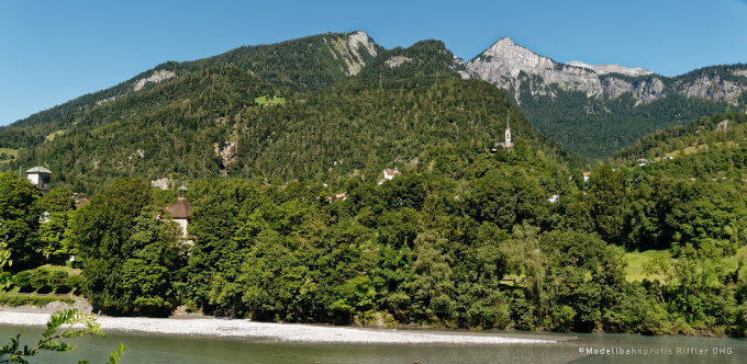 Blick vom Bahnhof Reichenau Richtung Tamins (Kirche) mit Rhein im Vordergrund