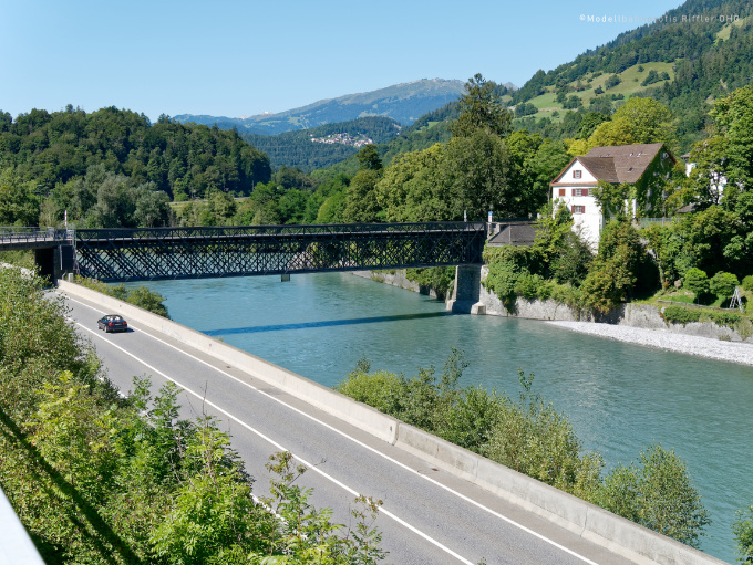 Blick vom Bahnhof Reichenau-Tamins Richtung Rhein und Schloss Reichenau