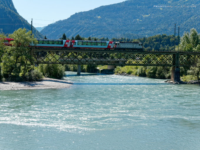 Ein GEX mit Re 4/4 II als Zuglok auf der Hinterrheinbrücke bei Reichenau