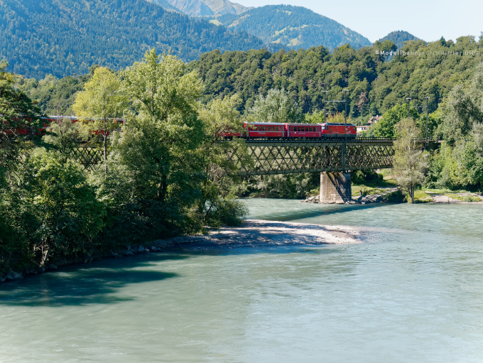 IR Zug RhB nach St Moritz überquert Hinterrheinbrücke