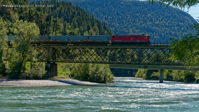 RhB Güterzug mit Ge 6/6 II auf Hinterrheinbrücke bei Reichenau Tamins Richtung Disentis.