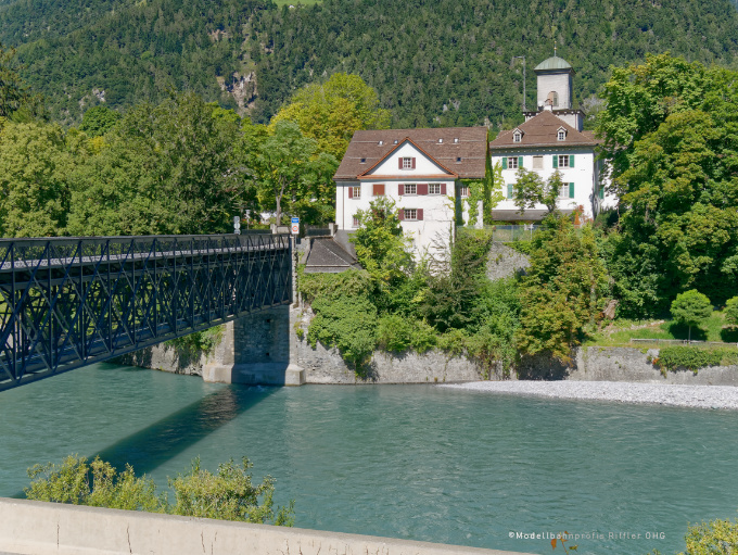 Blick auf die Autobrücke mit dem Schloss Reichenau