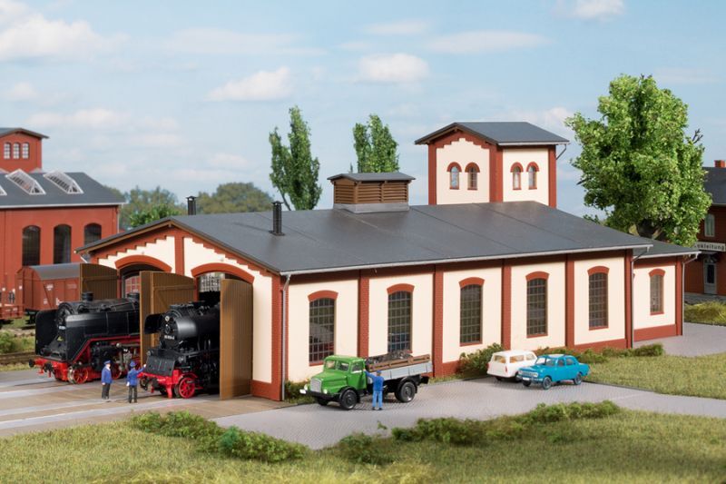 Bild von Auhagen 13342 Lokschuppen mit Wasserturm 307 x 150 x 112 mm | Gebäude Spur TT