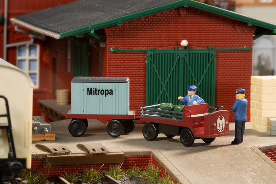 Bild von Auhagen 43675 TT Elektrokarren Mitropa mit Anhänger Bausatz | Modellautos 1:120 Spur TT Bausatz