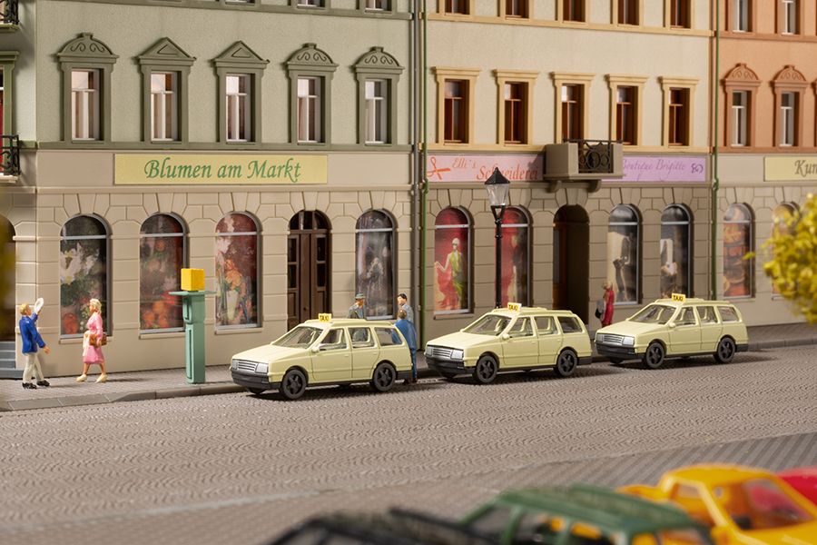 Bild von Auhagen 43676 TT PKW Taxi mit Rufsäulen | Modellautos 1:120 Spur TT