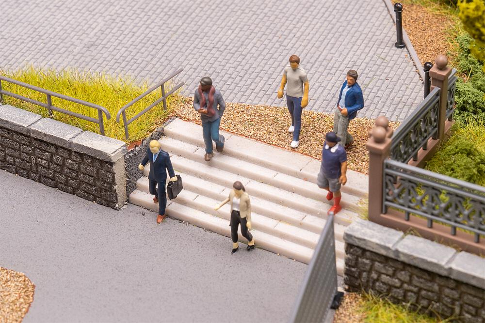 Faller 151727 H0 Treppenabsteigende Personen