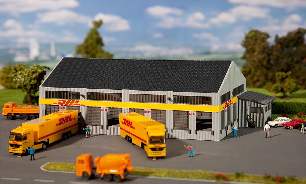 Faller 231733 N Logistik-Zentrum DHL mit Figuren